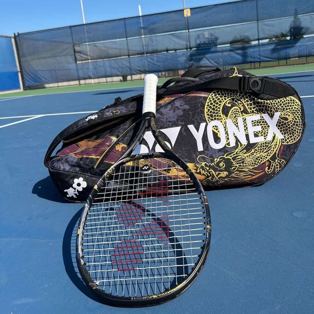 Зустрічайте в Україні! Унікальна лімітована професійна сумка для ракеток, дизайн якої був розроблений спільно з відомою тенісисткою Наомі Осакою та її сестрою, Марі.